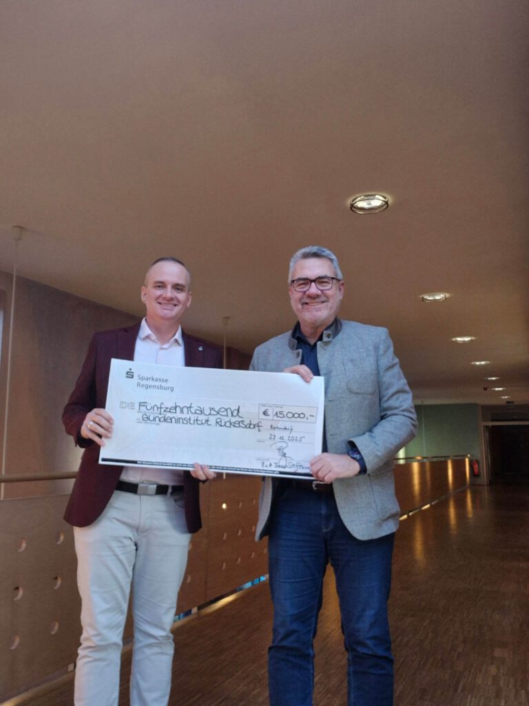Die Spendenübergabe zeigt links Herrn Dominik Weufen, Leiter der  Einrichtung in Rückersdorf) und rechts den  Vorstandsvorsitzenden Theo Pleyer, am 29.12.2025.