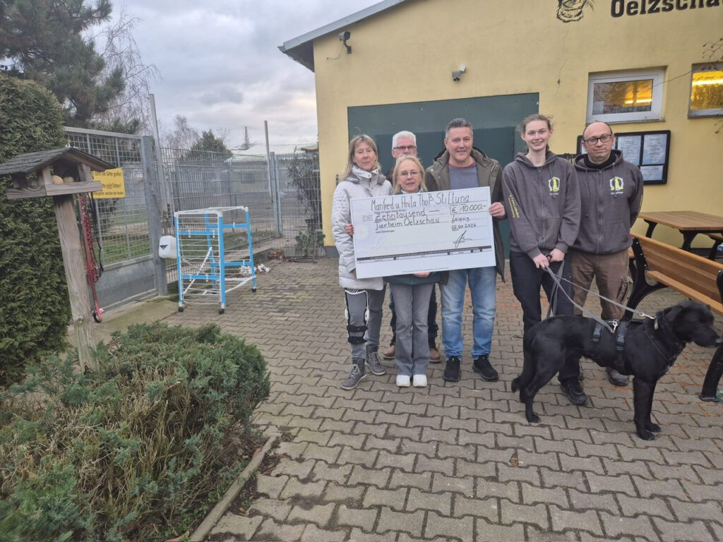 Von rechts nach links: Simon Müller, Jocy Tanz, Mario Pippel, Dr. Katrin Tretter (vorne), Uwe Albrecht (hinten), Ingrid Jerke. Ganz vorne der Hund Harry Kane.