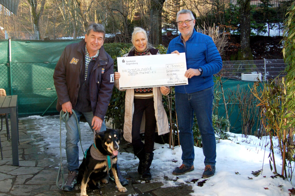 Von links nach rechts: Jochen Baur, Hund Pitti, Carmen Baur (1. Vorsitzende) und Theo Pleyer von der Manfred und Anita Thoß Stiftung